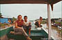 VILLAGGIO GALLEGGIANTE DI CHONG KNEAS. Io e i ragazzini cambogiani che guidavano la nostra barca