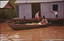 DINTORNI DI SIEM REAP  . Donne che trasportano verdura, scambi, il parlottare al villaggio galleggiante di Chong Kneas