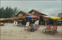 SIHANOUKVILLE. Occheuteal Beach - i caratteristici capanni - ristoro sulla spiaggia