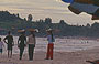 SIHANOUKVILLE. Occheuteal Beach - giovani ragazze con i cesti sulla testa offrivano prodotti vari