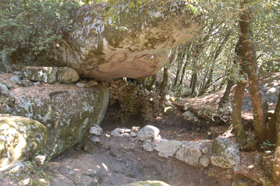 PIANU DI LEVIE - Dal sito di Cucuruzzo, risalente all'età del bronzo, ci dirigiamo verso Capula, più recente, tra grandi massi e rocce