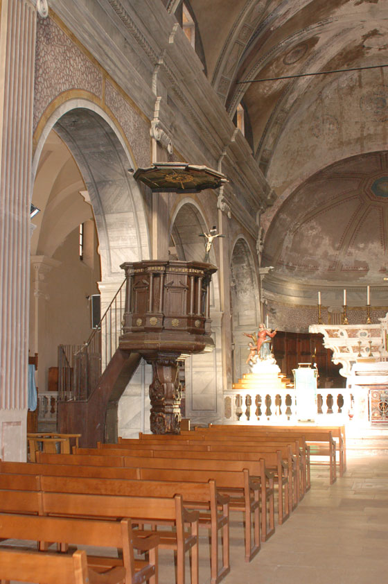 BONIFACIO - La navata principale e il pulpito della Chiesa Sainte Marie Majeure