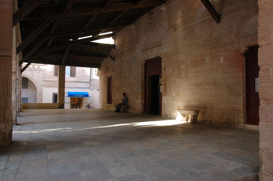 BUNIFAZIU - Chiesa Ste Marie Majeure: sotto le arcate del porticato che precede la facciata della chiesa, si riunivano un tempo i notabili della città