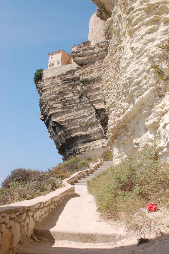 BONIFACIO - La scalinata proprio sotto la cittadella che conduce a Plage de Sutta-Rocca