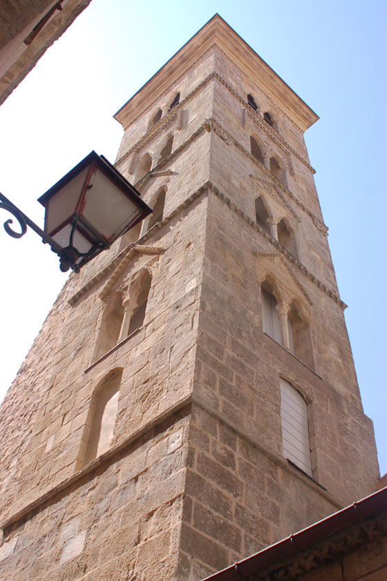 BONIFACIO - Torre campanaria in stile romanico-pisano di Santa Maria Maggiore, la più antica chiesa di Bonifacio, risalente al XII secolo