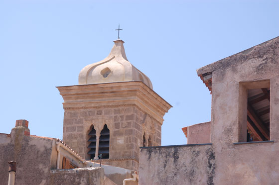 SANTA MARIA MAGGIORE - La cupola della torre campanaria in stile romanico-pisano 