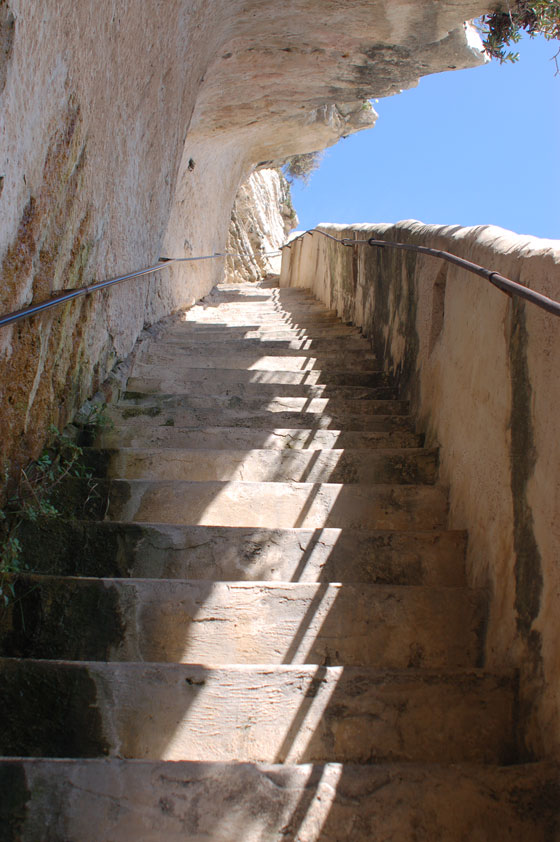 BONIFACIO - L'Escalier du Roi d'Aragon scende al mare con 187 ripidi gradini tagliati nella falesia 