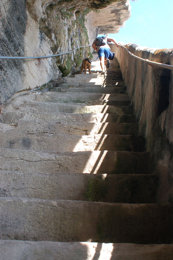 SCALINATA DEL RE D'ARAGONA - Francesco e Mosè risalgono la ripida scalinata di 187 gradini scavata nella roccia e io dietro intenta a fotografarli tra una sosta ed un'altra