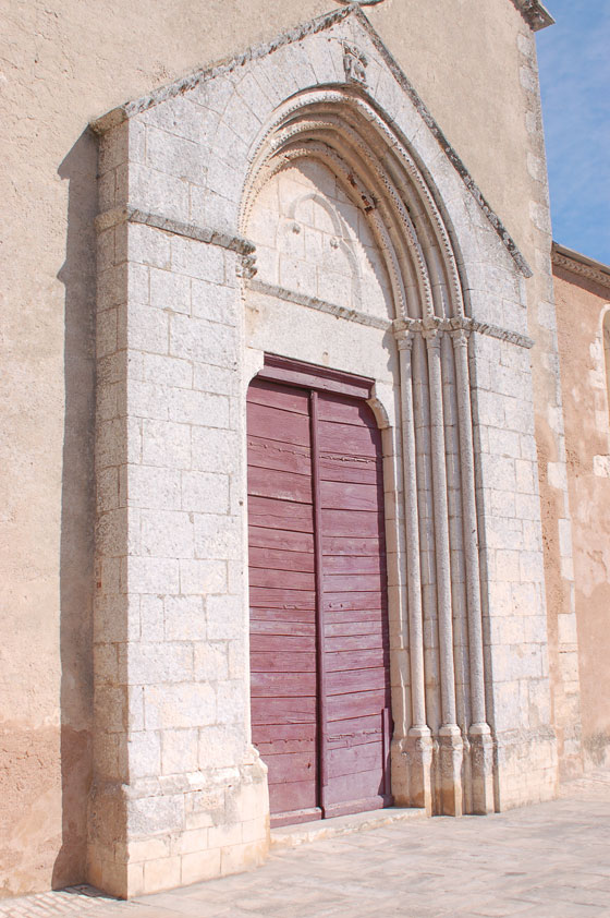 BONIFACIO - La facciata con portale ogivale sormontato da un frontone triangolare della Chiesa di St Dominique, rivela reminescenze romaniche