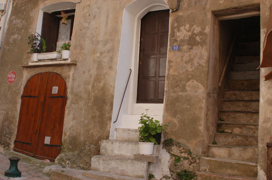 HAUTE-VILLE - Vicoli, portoni, scale raccontano pezzi di storia lontana