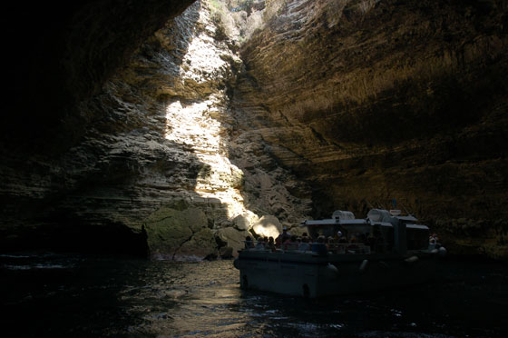 GROTTE MARINE DU SDRAGONATO - Lasciato il porto turistico, poco dopo il faro de la Madonetta, la barca entra all'interno della grotta