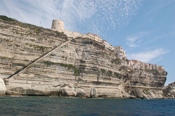 BONIFACIO - La celebre Escaliers du Roy d'Aragon vista dalla barca sembra una lunga ferita nella roccia