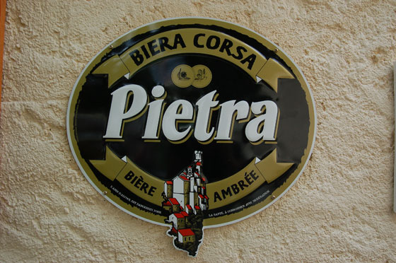 CORSICA - Al Modern Bar di Evisa sorseggiamo una birra Pietra, la birra ambrata corsa aromatizzata con castagne insieme ad un gustoso panino con i tradizionali insaccati