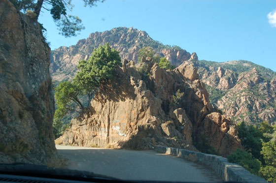 DA EVISA A PORTO - La strada è sapientemente tagliata nella roccia, con scorci davvero sorprendenti