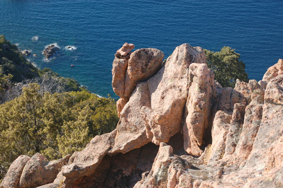VERSO LE CHATEAU FORT - Spelndide viste sul golfo tra rocce rossastre e mare blu intenso