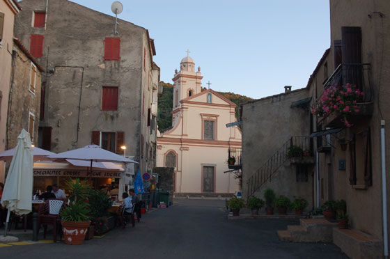 LA COSTA OCCIDENTALE - Il villaggio di Piana è raccolto dietro la settecentesca chiesa di Ste Marie