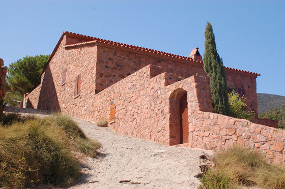 GIROLATA - Il piccolo villaggio sull'omonimo golfo è costruito con case di pietra rosse ben inserite nel paesaggio di rocce rossastre