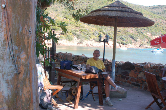 GIROLATA - Francesco e Mosè si rilassano in uno dei locali alle spalle della spiaggia, di fronte alla magnifica baia