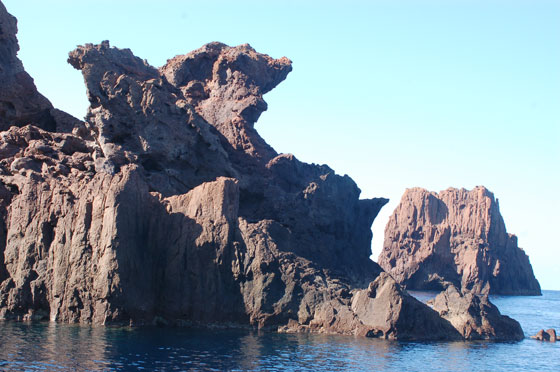 GOLFO DI PORTO - Lastre di porfido, basalto e riolite affiorano dal mare come mostri marini millenari