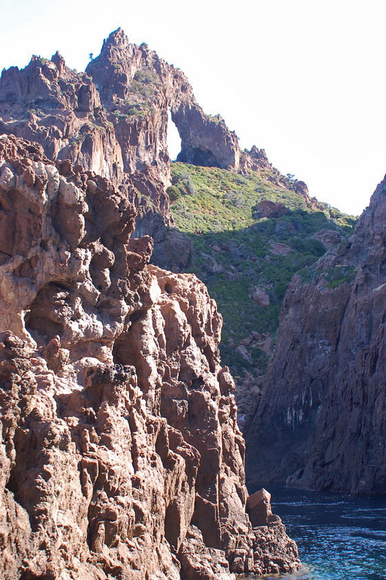 RISERVA NATURALE DI SCANDOLA - Le pendici a strapiombo sul mare, alte anche 900 metri, contengono numerose grotte 