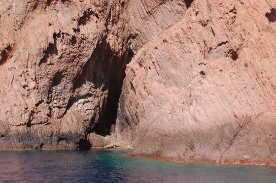 RISERVA NATURALE DI SCANDOLA - Grotte scavate nelle rocce lasciano immaginare una immensa fauna marina