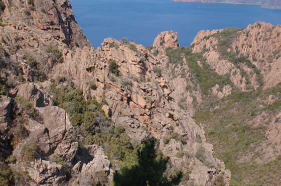 LA COSTA OCCIDENTALE - La costa delle Calanches è il limite meridionale del Golfo di Porto, una delle più attraenti località dell'isola Corse