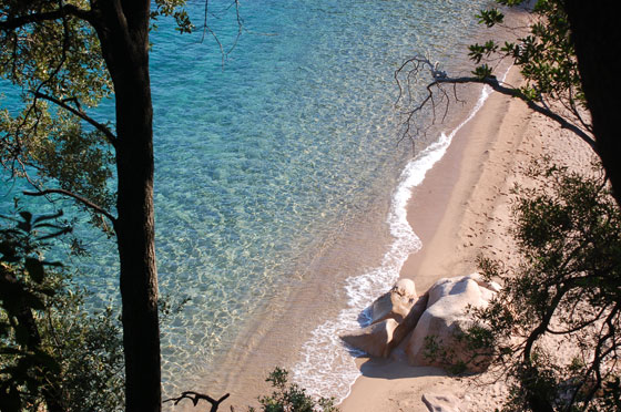 PLAGE DE FICAJOLA - Splendida spiaggia stretta tra ripide pareti di porfido