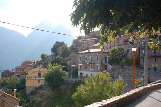 OTA - Villaggio di semplici case in pietra, dominato dalla cima rocciosa del Capu d'Ota