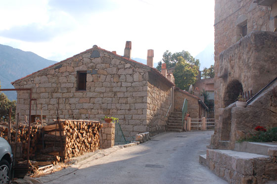 OTA - I tradizionali vicoli affiancati da case in pietra con cataste di legna per i camini