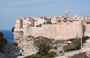 BONIFACIO. La cittadella fortificata vista dal primo tratto lastricato del sentiero delle falesie