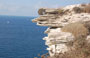 BOCCHE DI BONIFACIO. Il profilo delle bianche falesie si staglia sul mare turchese e sul cielo terso