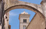 BONIFACIO. Tra gli archi rampanti svetta imponente il campanile di Santa Maria Maggiore