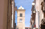BONIFACIO. Dirigendosi verso Place du Marché si percepisce tra i vicoli della cittadella il campanile di Santa Maria Maggiore