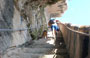 SCALINATA DEL RE D'ARAGONA. Francesco e Mosè risalgono la ripida scalinata di 187 gradini scavata nella roccia e io dietro intenta a fotografarli tra una sosta ed un'altra