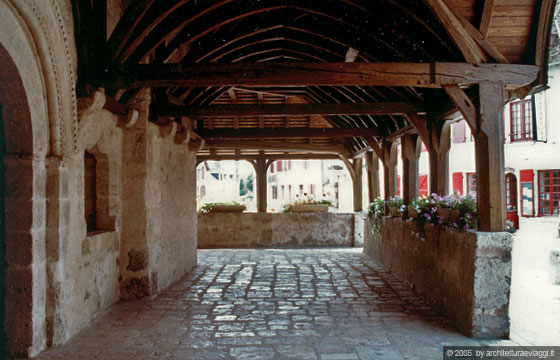 VALLE DELLA LOIRA - BLESOIS - Il portico della chiesa di Cheverny 