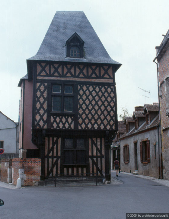VALLE DELLA LOIRA - LA SOLOGNE - Romorantin-Lanthenay: una casa in legno e muratura ben conservata