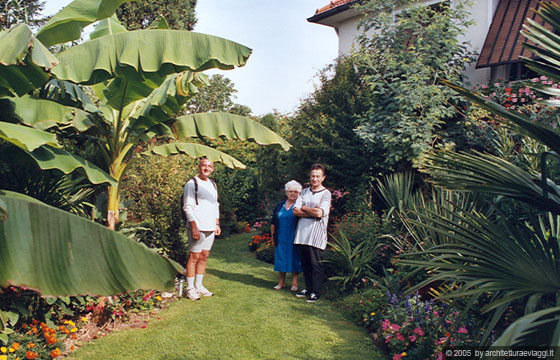 VALLE DELLA LOIRA - TURENNA - Ile-Bouchard: Francesco con Andrè e sua madre a nel giardino della loro casa
