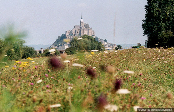 NORMANDIA - Le Mont Saint Michel visto dal percorso ciclabile lungo il fiume  Couesnon che sfocia nell'omonima baia
