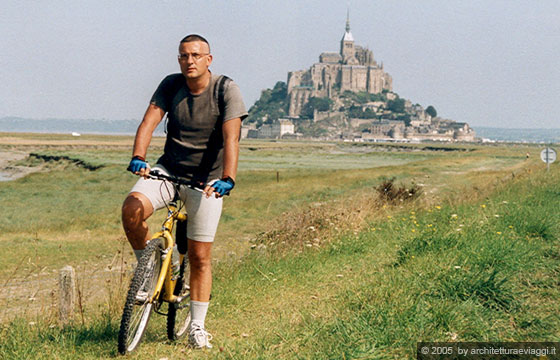 NORMANDIA - Francesco in bicicletta sullo sfondo di Le Mont Saint Michel 