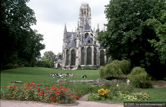 NORMANDIA - ROUEN - La chiesa gotico fiammeggiante di St- Ouen vista dal giardino del settecentesco hotel de ville sull'alta torre e sulla parte absidale con cappelle a raggiera