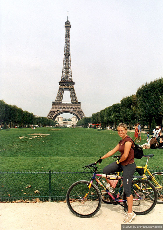 PARIGI - Io in bicicletta a Champ-de-Mars e sullo sfondo la Tour Eiffel 