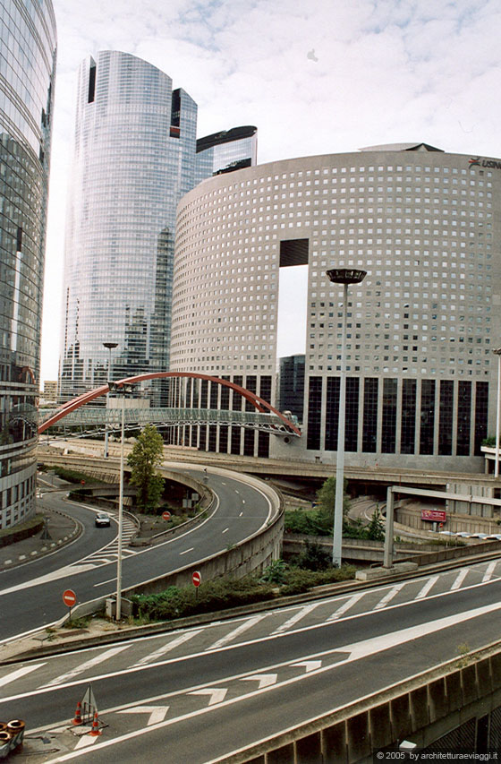 PARIGI - La Dèfense - Pacific Tower - Kisho Kurokawa Architects & Associates: il ponte pedonale con arco di accesso all'edificio