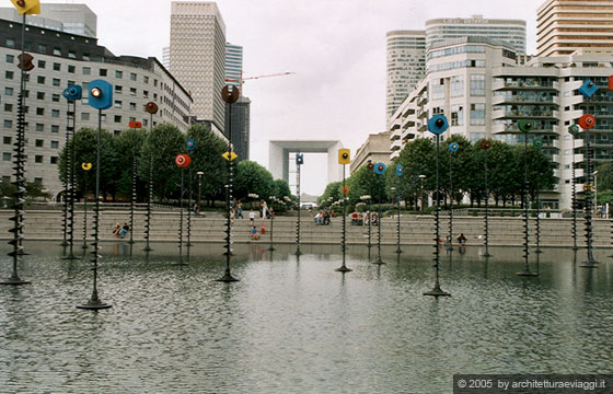 PARIGI - La Dèfense - Fantasiose creazioni di arte contemporanea (Calder) si riflettono nel bacino d'acqua (Takis) all'ingresso della Defense e sullo sfondo Le Grande Arche 