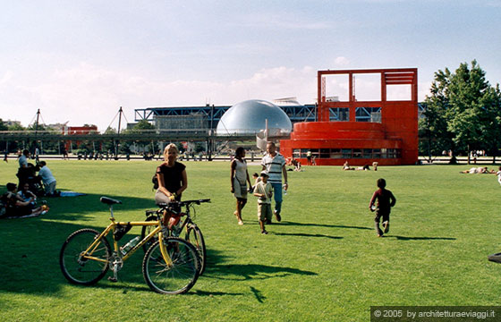 PARIGI - Parc de la Villette - Il verde prato nei pressi del canale de l'Ourcq e sullo sfondo la Citè des Sciences et de l'Industrie e sulla destra la Geode