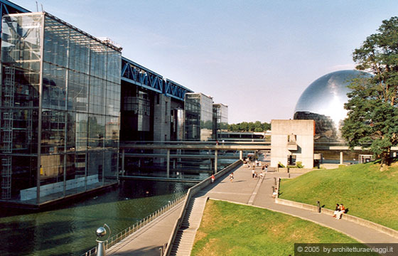 PARIGI - Parc de la Villette - Citè des Sciences et de l'Industrie e sulla destra la Geode