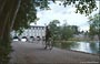 VALLE DELLA LOIRA - TURENNA. Il sentiero ciclabile che costeggia il fiume Cher con bella vista sul Chateau de Chenonceau 