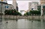 PARIGI. La Dèfense - Fantasiose creazioni di arte contemporanea (Calder) si riflettono nel bacino d'acqua (Takis) all'ingresso della Defense e sullo sfondo Le Grande Arche 