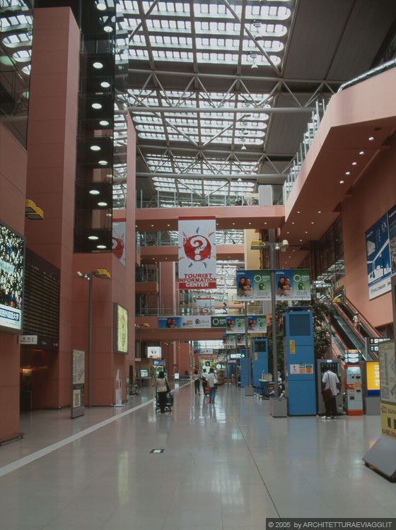 OSAKA - Kansai International Airport Terminal - la corte