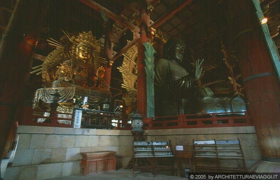 TODAI-JI - Daibutsu-den hall: il Grande Buddha e al lato un Kokuzo Bosatsu