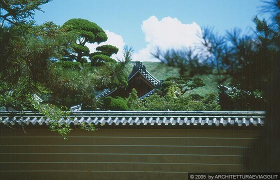NARA - Dal recinto del Todai-ji si intravedono tetti immersi nella vegetazione